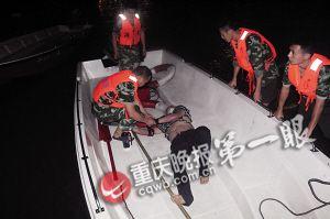 跳桥男子被消防成功营救