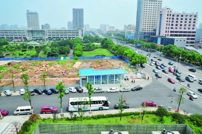  8月7日上午，地铁2号线锦泰广场站，道路旁停了不少私家车。  本版图片均由记者 田超 实习生 任梦龙 摄