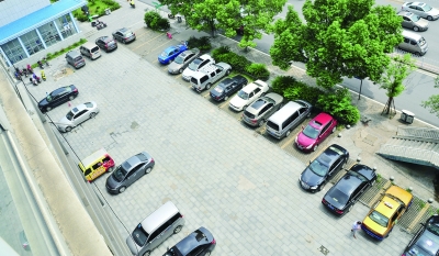 8月7日上午，湘江中路站外（上图）的道路两侧和锦泰广场站临近出站口（左图）的停车场都停满了小车。