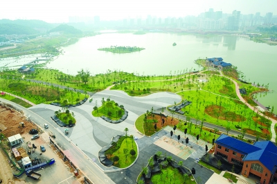  8月6日下午，长沙市西湖文化园建设现场，园内景观建筑工程及道路基本完工，绿化和配套设施已进入扫尾阶段。