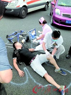 医护人员在检查受伤男子。