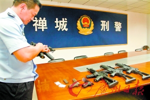 民警展示缴获的仿真枪。