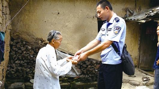 民警将追回的5000元钱送还被骗老太 记者朱道全摄