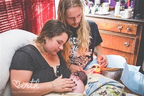 在家中完成分娩后，萨曼莎的家人用蜡烛帮她和婴儿烧断脐带。