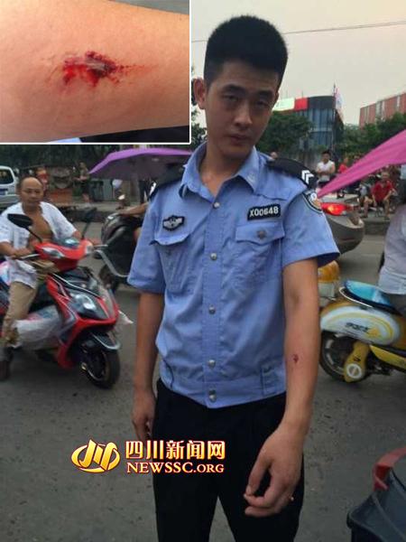 女子违规运营三轮车被拦 咬伤协警手臂后钻车底
