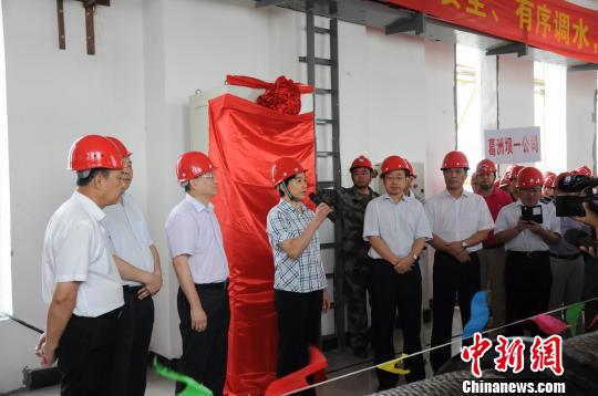湖北荆州龙洲垸节制闸中三号水闸缓缓升起，滚滚长江水喷涌而出，引江济汉工程提前通水正式开启。　吴奇勇　摄