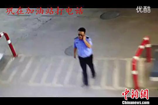 该名男子正在对加油站工作人员殴打,图为网友上传的视频截图。 视频截图 摄