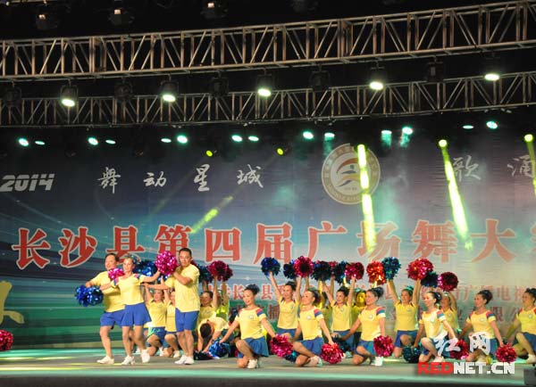 长沙县第四届广场舞总决赛在星沙通程广场举行。