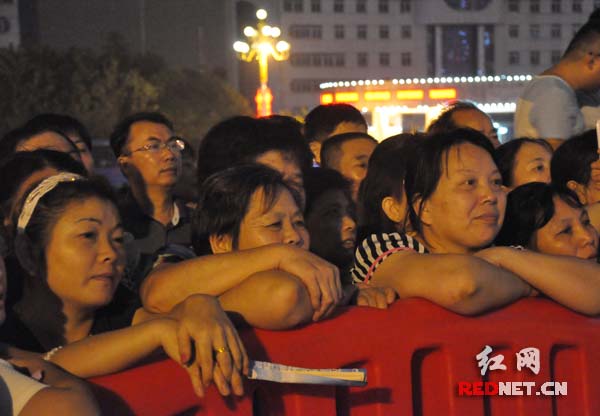 广场舞比赛吸引了附近市民赶来观看。