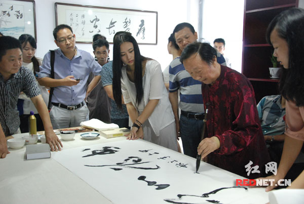 活动现场，书画名家兴致盎然挥毫泼墨。