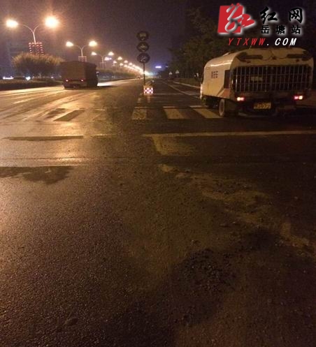 板塘大道等路面被混泥土污染 岳塘环卫快速清理