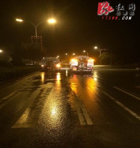 板塘大道等路面被混泥土污染 岳塘环卫快速清理