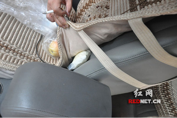 夏某某将冰毒藏在汽车坐垫下面