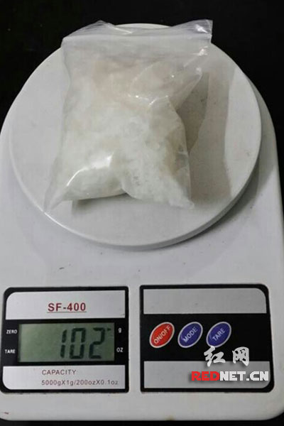 现场缴获的毒品冰毒