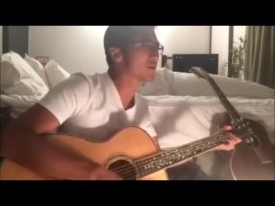 谢霆锋在王菲生日当体上传自弹自唱的《一生一世》主题曲