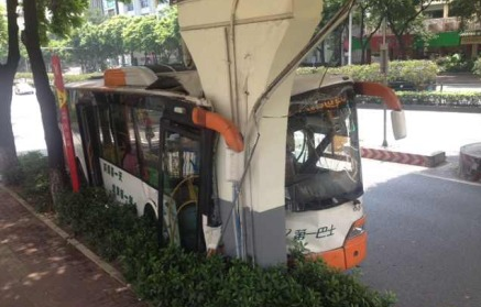 广州56路公交车撞人行桥墩乘客受伤流血(图)