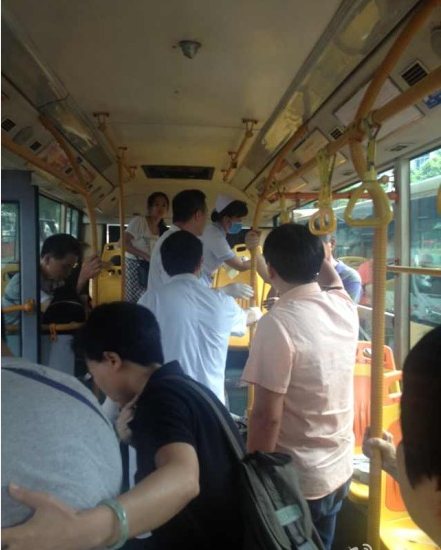 广州56路公交车撞人行桥墩乘客受伤流血(图)