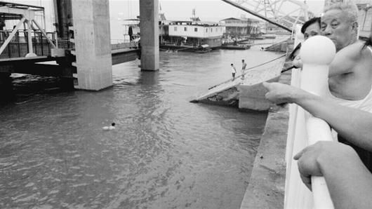 男子酒后江中游泳溺水 救生器械被盗耽误救援