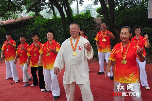 每日清晨，刘应文[前排右二]会带领队员在长沙烈士公园内晨练。