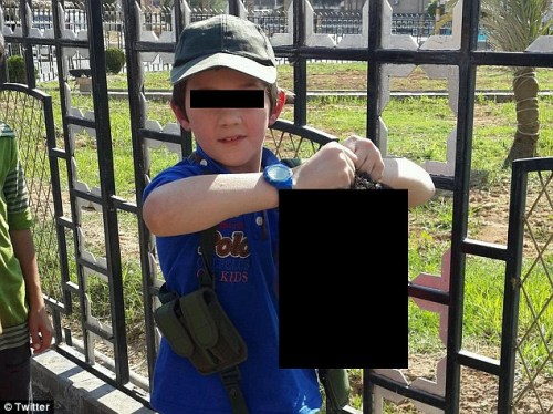  网上有一张7岁澳大利亚男童手拿叙利亚士兵头颅的照片深受外界关注。这名男童的父亲叫Khaled Sharrouf，是来自澳大利亚的一名圣战分子。
