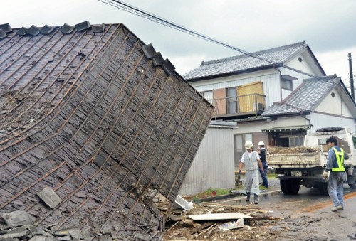 11号强台风在日本登陆，房屋遭大风破坏。