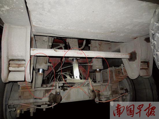 为偷逃通行费，一辆货车在车尾部安装了3个千斤顶。 六钦高速供图
