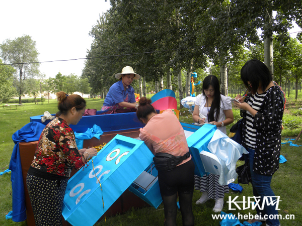 保定观灯游园会布展 数十组花灯定型拼装