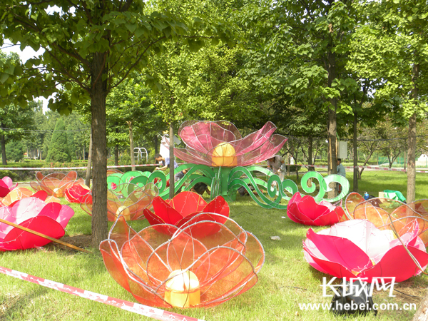 保定观灯游园会布展 数十组花灯定型拼装