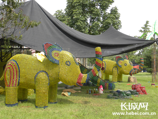 保定观灯游园会布展 数十组花灯定型拼装