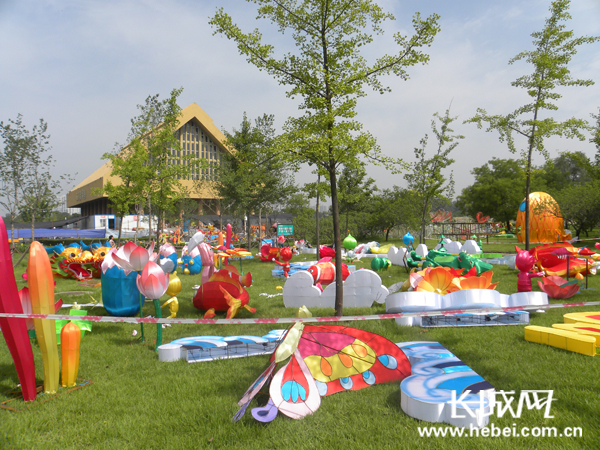 保定观灯游园会布展 数十组花灯定型拼装