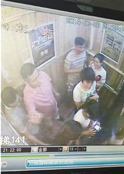 粉衣男子伸手，摸向女孩的臀部。