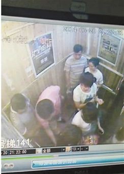 粉衣男子伸手，摸向女孩的臀部。