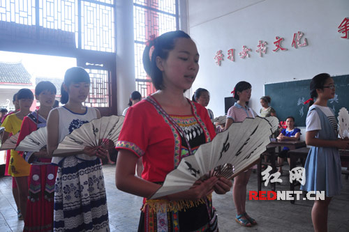 学员在吟唱女歌。