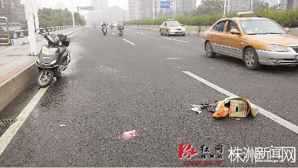 昨日12点半，邓爹爹的电动车、纸箱还留在车祸现场。李军/摄