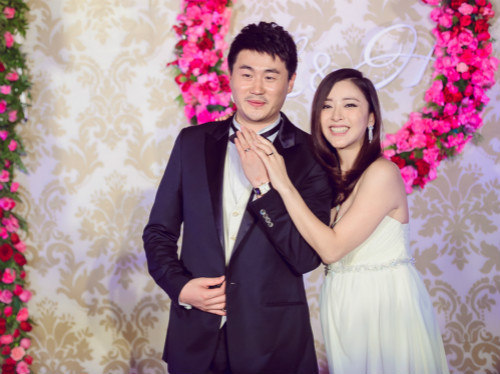 女汉子黄小蕾大婚 众亲友幸福传递i do婚戒