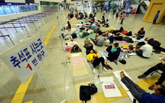 首尔市民火车站打地铺抢购中秋车票(网页截图)