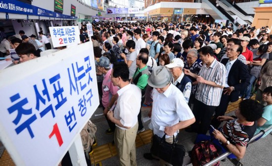 12日一早，首尔火车站已经有很多市民在排队等待车票开售(网页截图)