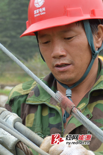 抢修人员正在更换拉线。