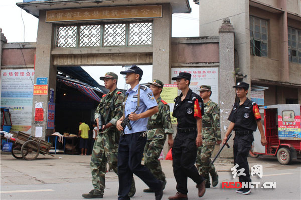 在农贸市场等人流密集处附近巡逻