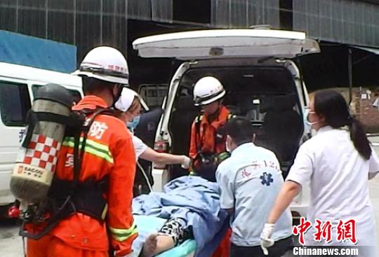 救援人员将救出的中毒者抬上救护车。　钟欣摄