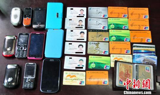 图为民警查获的大量作案工具。　钱毅摄
