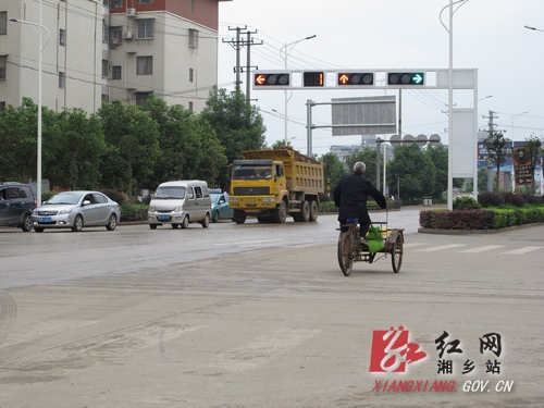 湘乡:立柱式红绿灯未装探头遭无视 闯红灯现