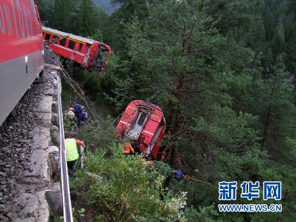这是8月13日在瑞士东部格劳宾登州拍摄的列车脱轨现场。新华社/路透社