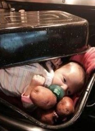 图为希克斯上传的恶搞小孙女的照片，照片中小宝宝被放在烤盘里，身边还堆了几个土豆。