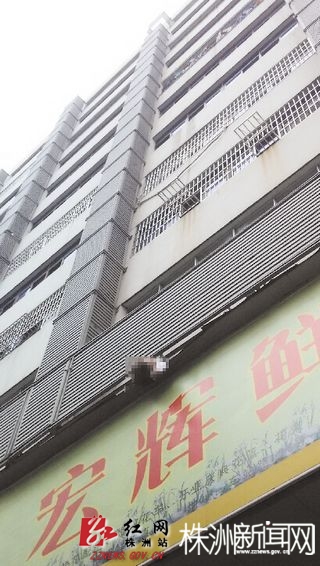 老人从7楼跳下后，掉在2楼平台上。刘玺/摄