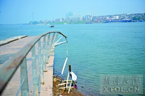 河东沿江风光带亲水平台的护栏多处出现断裂、损毁，存在严重的安全隐患。（竖戈 摄）