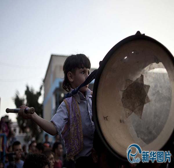 当地时间2014年8月13日，加沙，巴以停火期，加沙一对情侣在联合国学校难民营喜结连理。