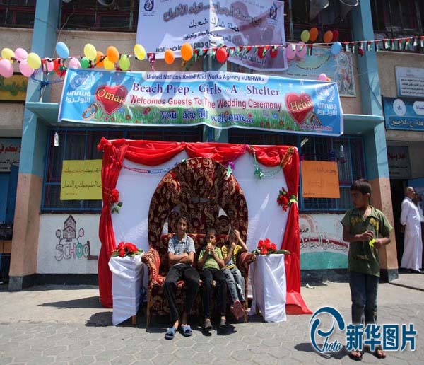 当地时间2014年8月13日，加沙，巴以停火期，加沙一对情侣在联合国学校难民营喜结连理。