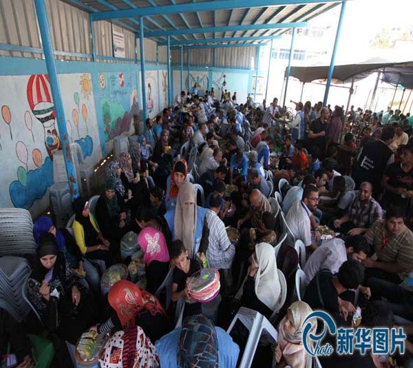 当地时间2014年8月13日，加沙，巴以停火期，加沙一对情侣在联合国学校难民营喜结连理。