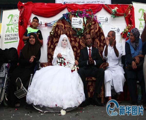 当地时间2014年8月13日，加沙，巴以停火期，加沙一对情侣在联合国学校难民营喜结连理。